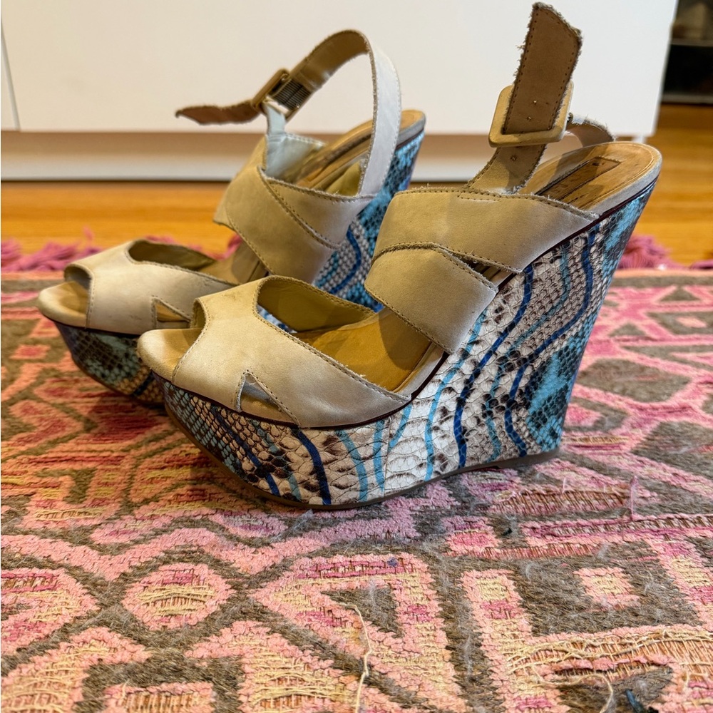 Schutz Snakeskin Print Platform Wedge Sandals – Neutral & Blue